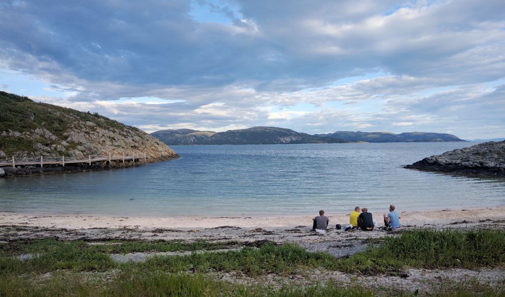 Vakre Austrått badestrand ligger et steinkast fra Austrått camping og motel.