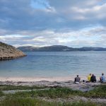 Vakre Austrått badestrand ligger et steinkast fra Austrått camping og motel.