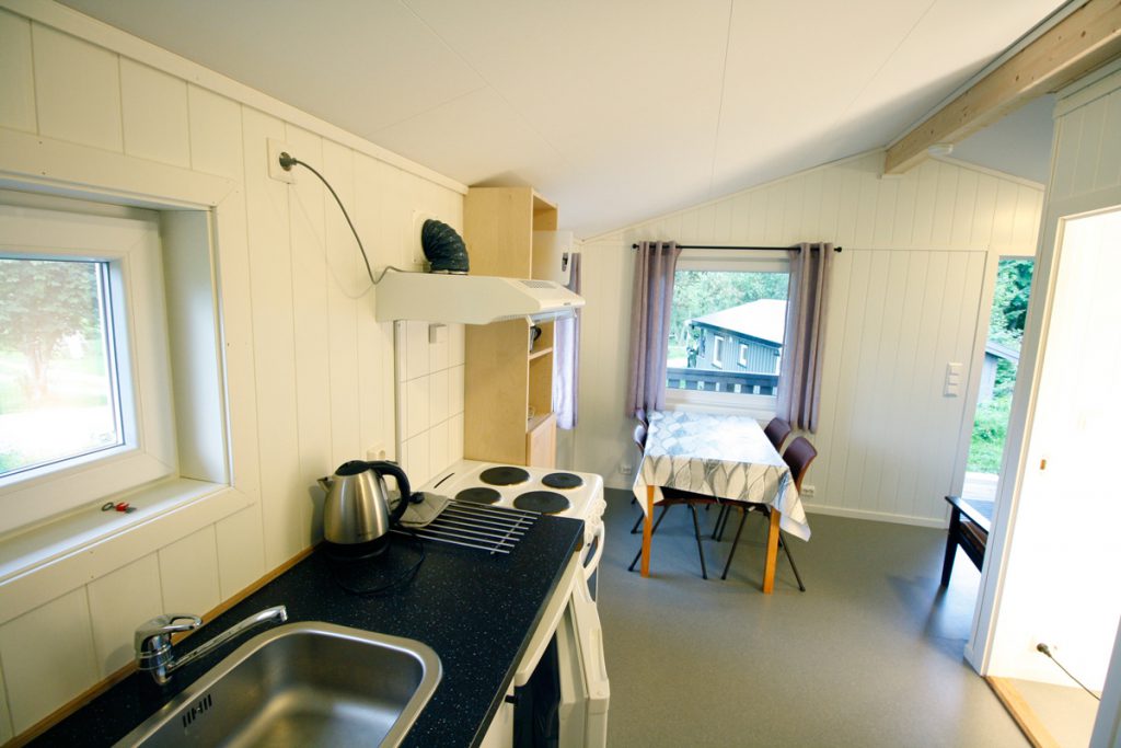 Kjøkken / oppholdsrom i nyrenovert hytte på Austrått Camping og Motel