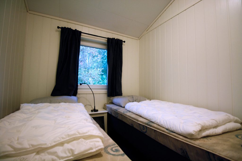 Soverom 1 i nyrenovert hytte på Austrått Camping og Motel