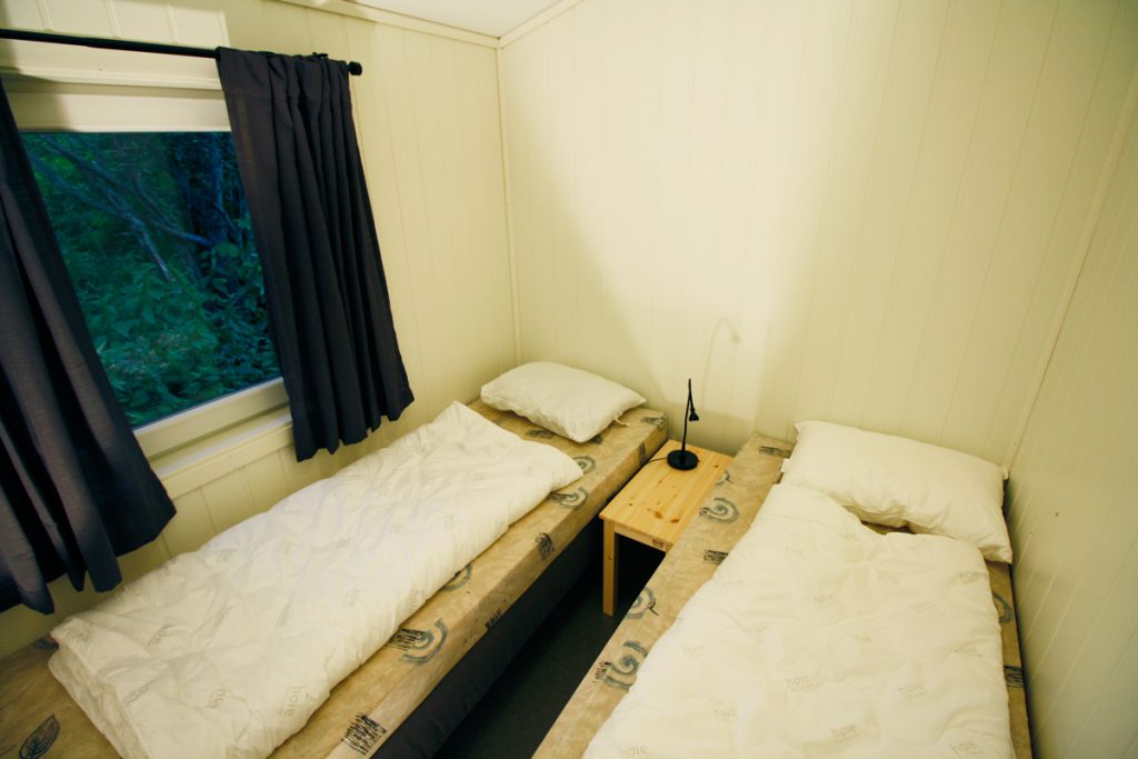 Soverom 2 i nyrenovert hytte på Austrått Camping og Motel